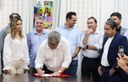 Joao assina contrato